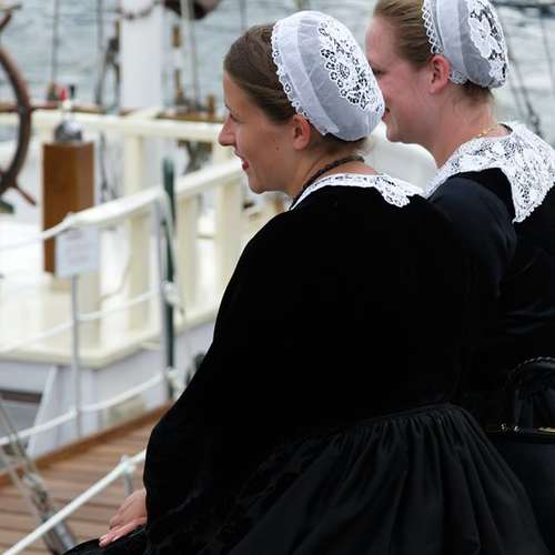 Deux danseuses en costume